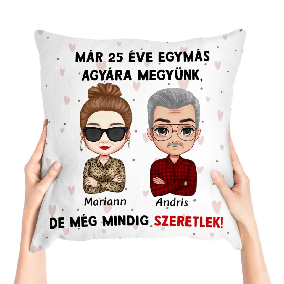 Egyedi párna szerelmespároknak - egymás agyára megyünk
