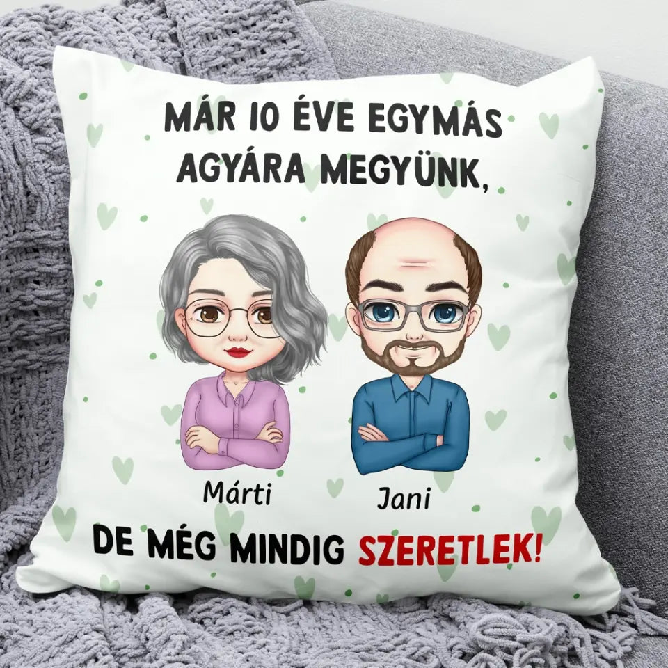 Egyedi párna szerelmespároknak - egymás agyára megyünk