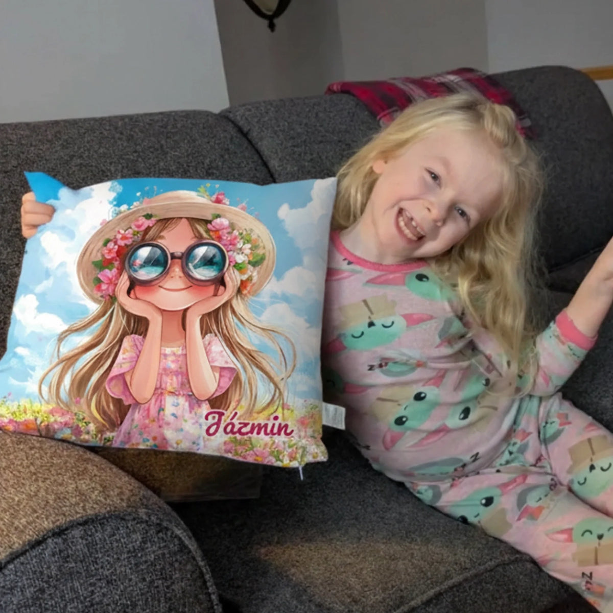 Egyedi cuki, bohókás lány párna virágos háttérrel - saját névvel